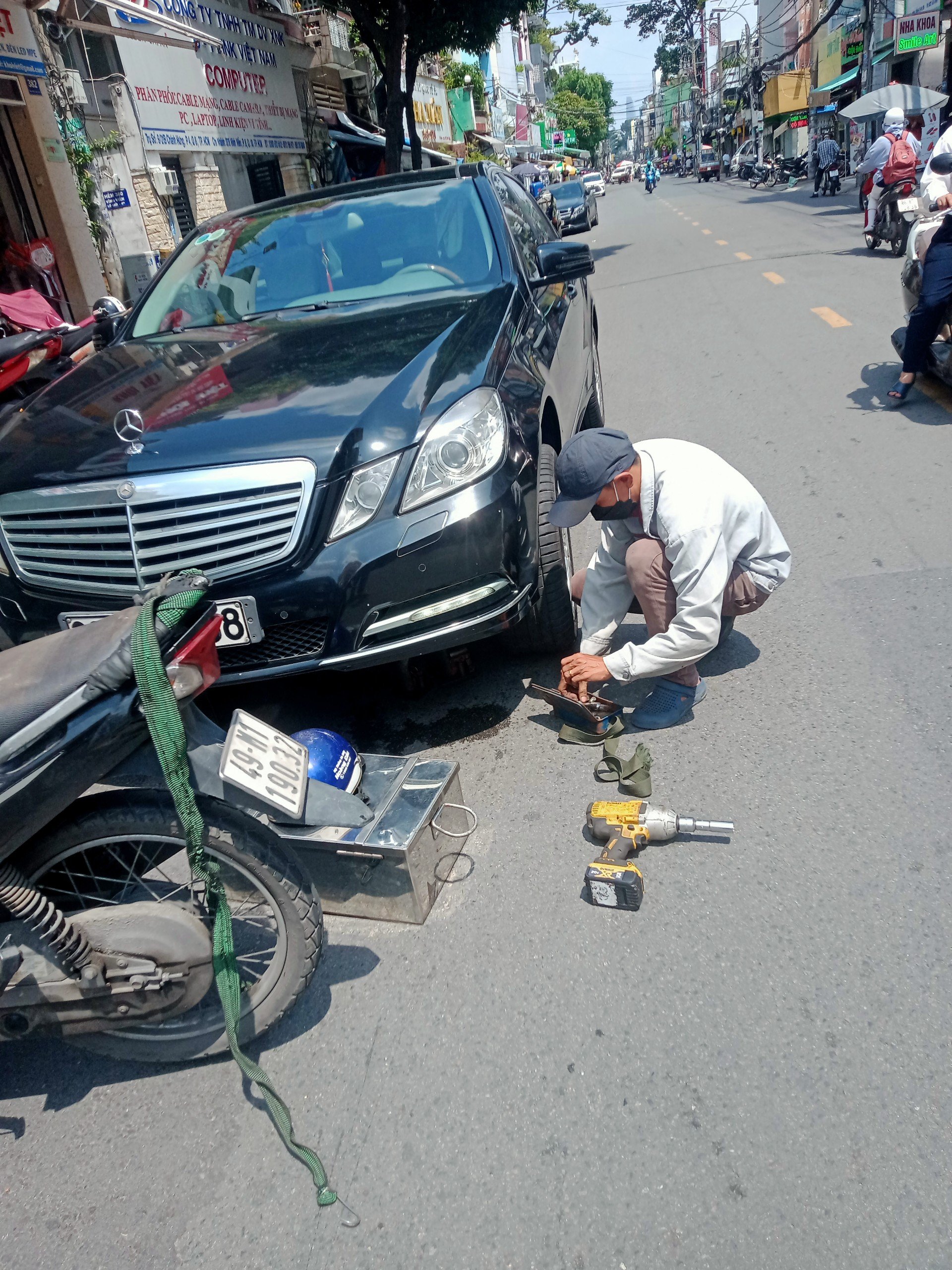 Vá xe ô tô đường Nguyễn Văn Linh 