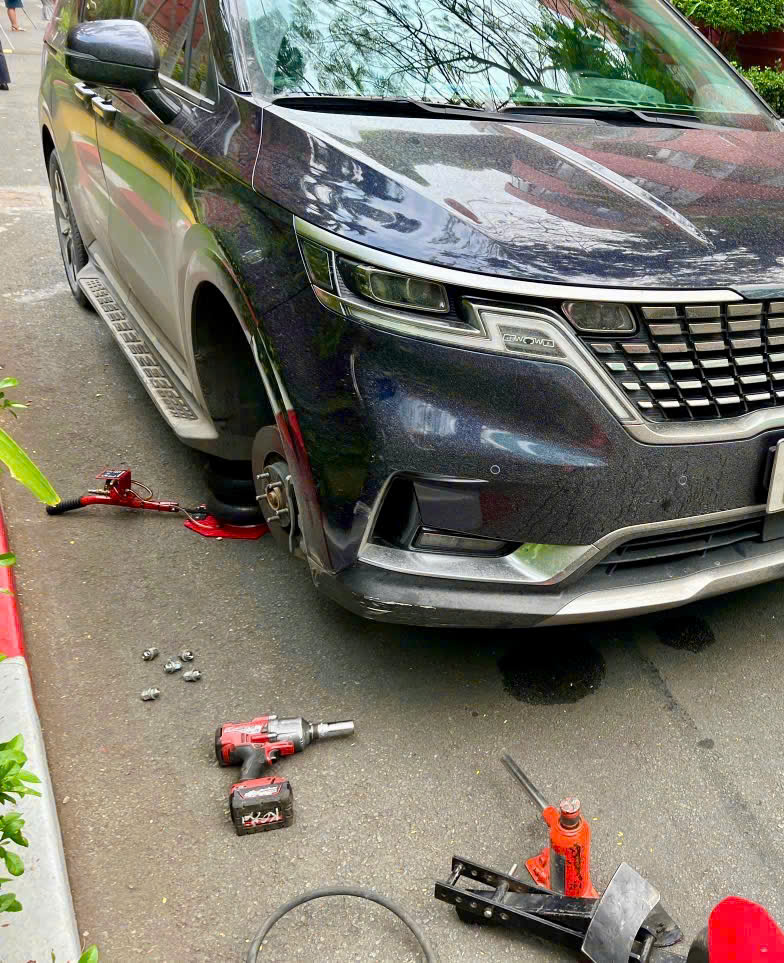 sửa ô tô bị hỏng giữa đường