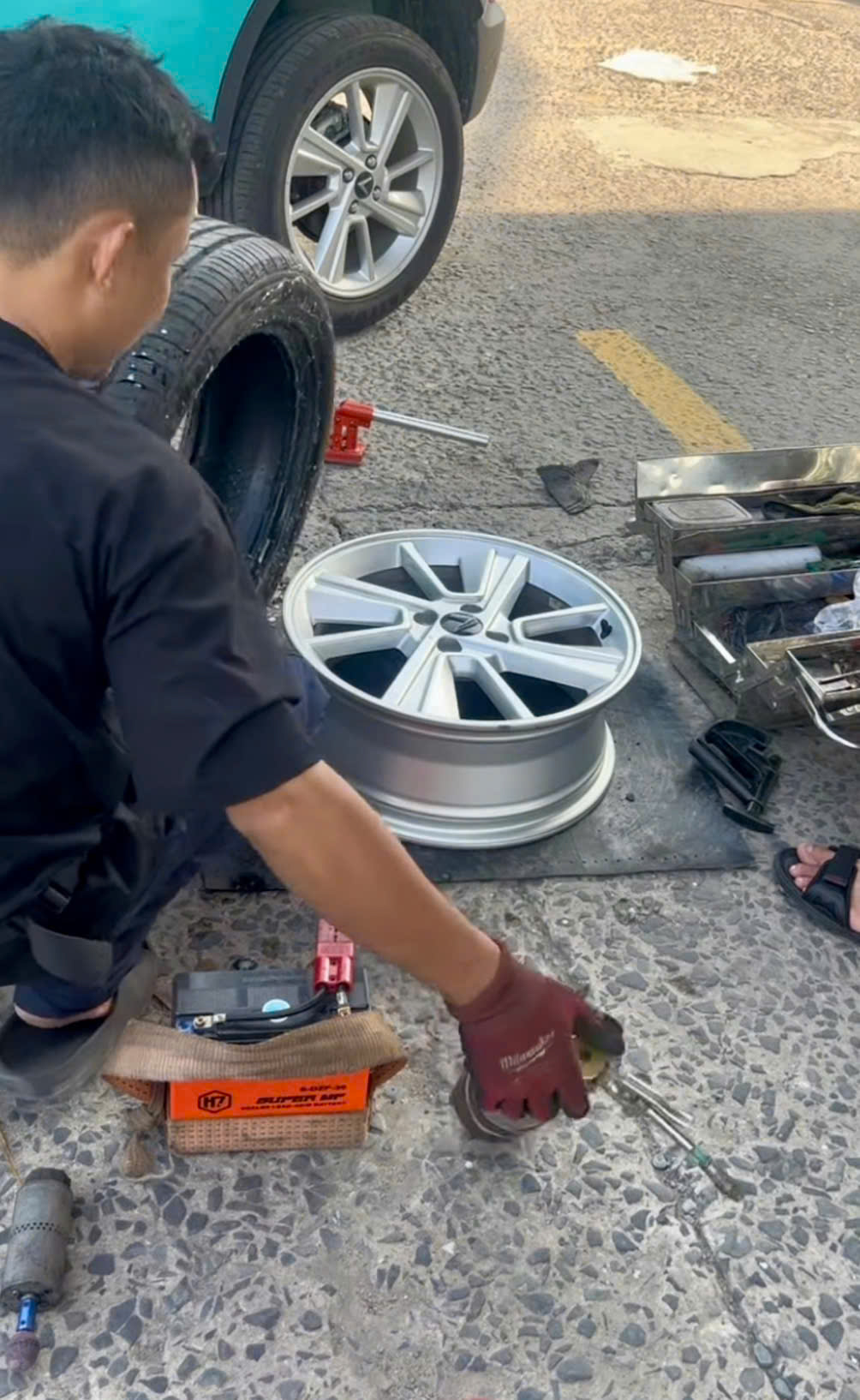 sửa chữa ô tô khẩn cấp Sài Gòn